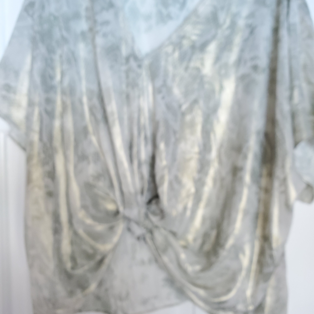 A blouse - Picture 3 of 3